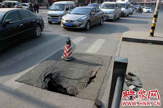 南陽(yáng)路農(nóng)業(yè)路出現(xiàn)深坑，近看是因?yàn)闉r青充當(dāng)窨井蓋所致