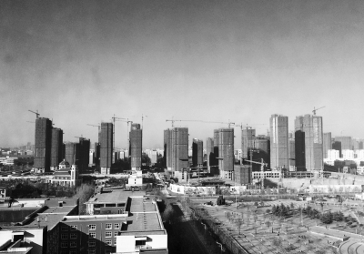 在鄭州市同一地點拍攝的照片，下為1月1日晴朗天氣，上為1月5日霧霾天氣。（拼接圖片）