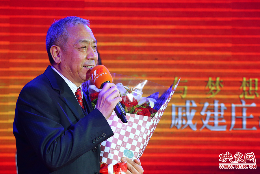 戚建莊向詩歌愛好者表達謝意。