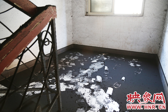 一樓到六樓的樓道內(nèi)都是黑色的煙塵。