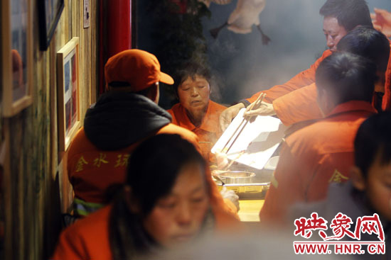 鄭州黃河路衛(wèi)生路附近一家火鍋店，宴請130名環(huán)衛(wèi)工人吃火鍋。