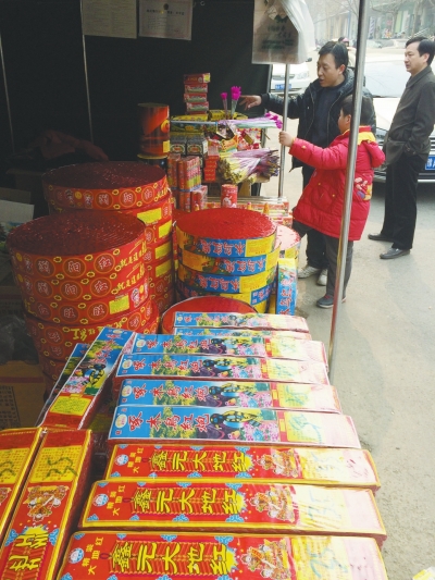 一家鞭炮攤兒前，只有少數(shù)人駐足購(gòu)買。