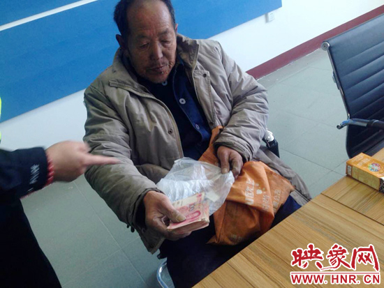 在把老人帶回駐地后，老人竟又從身上掏出幾千元現(xiàn)金要塞給民警。