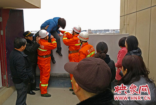 消防隊(duì)員和巡防隊(duì)員、民警將最后一名女子從樓頂救下。