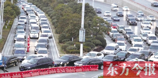 昨日，鄭州市福元路，車輛在僅剩的一條5米寬車道上堵得“不亦樂乎”