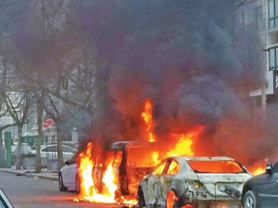 鄭州街頭高壓線(xiàn)著火殃及路邊6輛車(chē)
