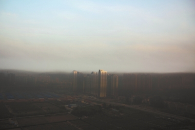 鄭州遇“平流霧”，上空晴朗，城市被黑霧籠罩