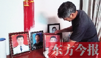沉浸在悲痛之中的魯有海，擦拭著孩子的遺照