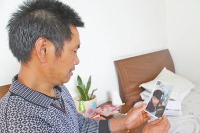 46歲的山村農(nóng)民祁振崗在失去兒子的同時，又陷入了“沒錢帶兒子回家”的揪心之痛中。