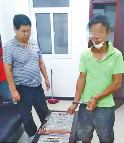 犯罪嫌疑人張某某（右）被抓時(shí)，挎包中被搜出兩把長約30厘米的尖刀