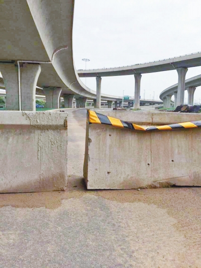  京廣快速路北延地面道路北三環(huán)入口處，一排石墩擋道，不讓入內(nèi)。