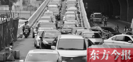 昨日，鄭州市大學(xué)路與隴海路交叉口處，因封閉施工，現(xiàn)場(chǎng)堵成停車(chē)場(chǎng)