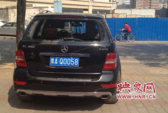 奔馳車夜停路邊被砸，損失萬(wàn)元以上