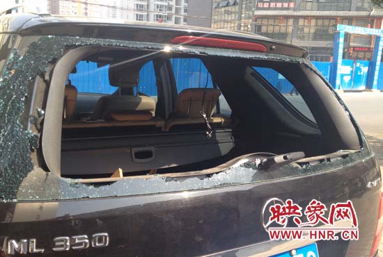 奔馳車夜停路邊被砸，損失萬(wàn)元以上
