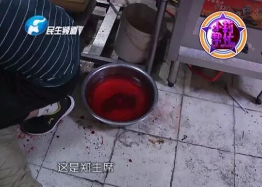 老板竟突然在廚房內(nèi)割腕自殺!發(fā)現(xiàn)意外情況后，小莉趕緊對傷者進(jìn)行包扎，并撥打了120急救電話。