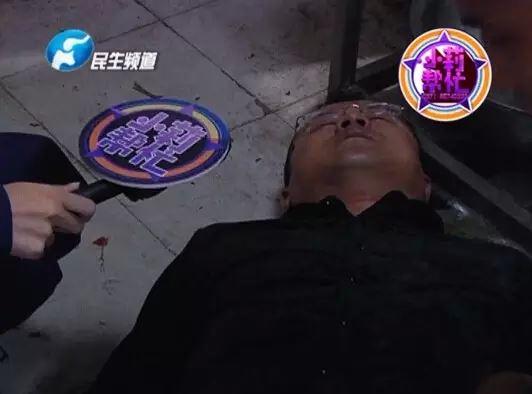 老板竟突然在廚房內(nèi)割腕自殺!發(fā)現(xiàn)意外情況后，小莉趕緊對傷者進(jìn)行包扎，并撥打了120急救電話。
