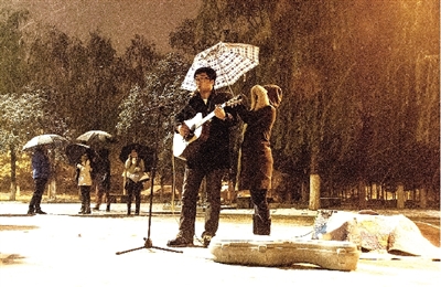雪夜鄭大新校區(qū)的這一幕是不是也溫暖了你？