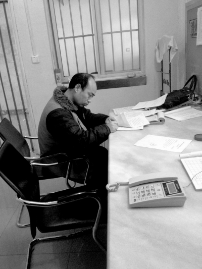 侯見(jiàn)志在看守所中簽署上訴書。律師供圖