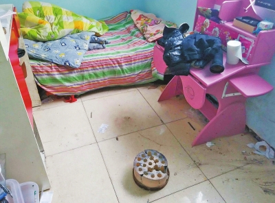 在理發(fā)店死者居住的臥室內(nèi)，地上放有一個(gè)大煤球。