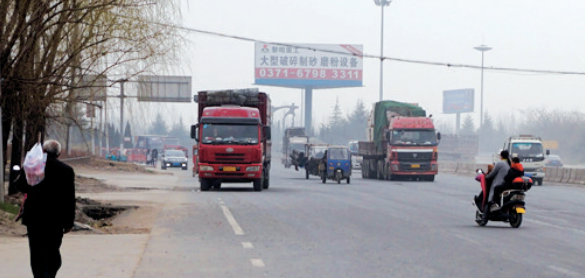 距離事故現(xiàn)場不遠(yuǎn)，仍有人騎電動(dòng)車帶著孩子橫穿馬路