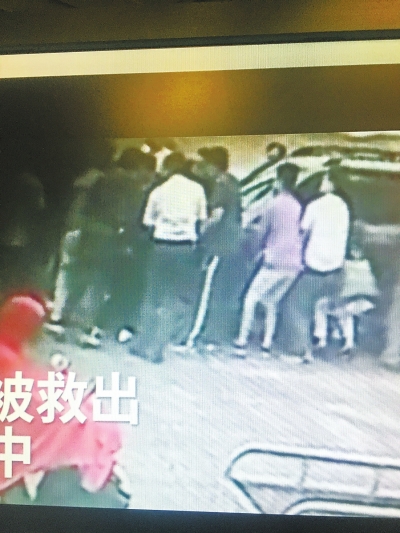 溫暖！女子鄭州街頭被卷入車底 大伙抬車施救