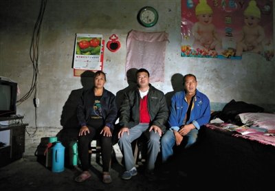 10月18日，自鋸病腿的鄭艷良所在的保定市清苑縣東臧村，有多家農(nóng)戶大病難醫(yī)，村民王新建（中）得了白血