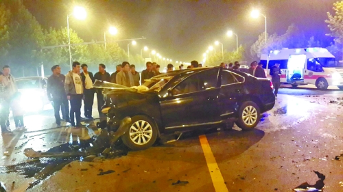 車禍發(fā)生在鄭開大道路中央雙黃線附近,現(xiàn)場狀況慘烈。