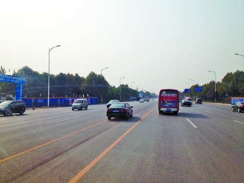 鄭開大道上隨處可見車輛駛?cè)腚p黃線超車,很危險。