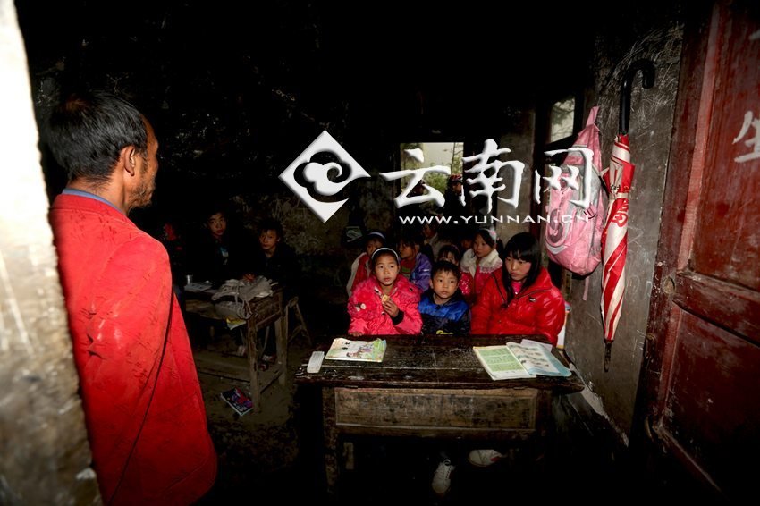 小學(xué)里只有兩個(gè)班，大點(diǎn)的孩子無(wú)法升入高年級(jí)，只得從一年級(jí)再讀起，就像復(fù)讀機(jī)。