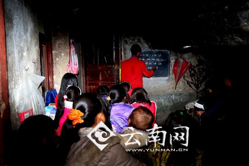 由于受到當(dāng)?shù)厝似缫暎箦伻Φ暮⒆觽儧](méi)有外出求學(xué)的機(jī)會(huì)，只能在這樣的簡(jiǎn)易房里學(xué)習(xí)