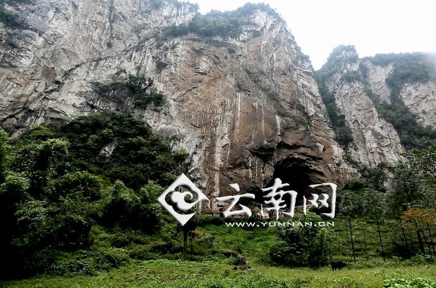 大鍋圈小學(xué)就建在這樣一個(gè)懸崖絕壁邊上。