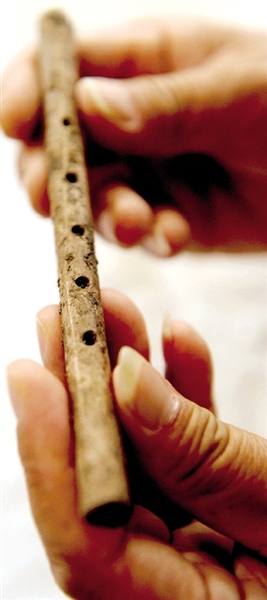 這是近日出土的用丹頂鶴尺骨制成的五孔骨笛。新華社發(fā)