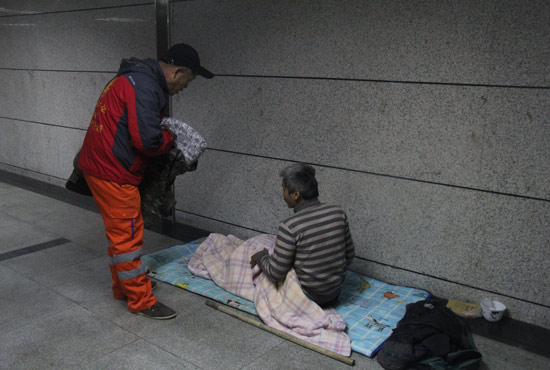 在鄭州一處地下通道，孫德坤挑了幾件衣服送給了流浪者
