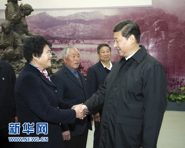 25日上午，習(xí)近平在臨沂華東革命烈士陵園參觀沂蒙精神展并會見當(dāng)?shù)叵冗M模范和當(dāng)年支前模范后代代表。