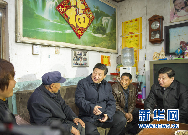 25日下午，習(xí)近平在地處沂蒙老區(qū)的臨沭縣曹莊鎮(zhèn)朱村看望83歲的“老支前”王克昌。