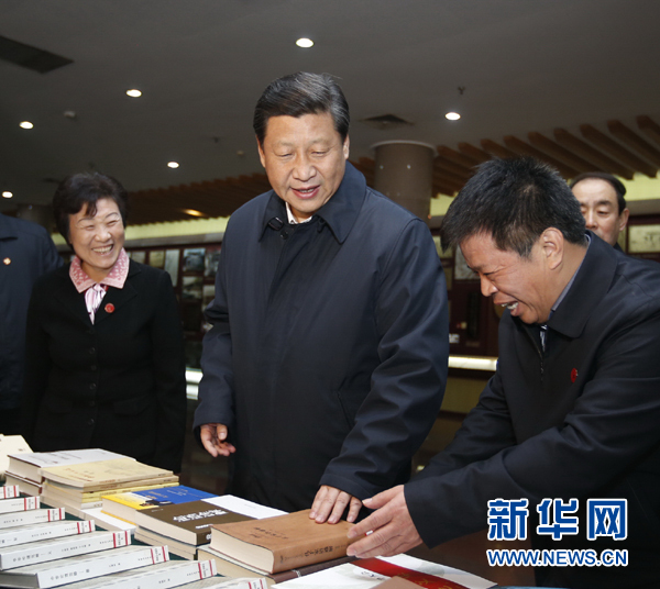 26日上午，習(xí)近平在孔子研究院參觀考察。新華社記者鞠鵬 攝