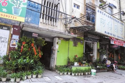 今年8月，當(dāng)年于英生妻子被殺案發(fā)生地——蚌埠市南山路一處臨街一樓的三室一廳——目前已經(jīng)成為一個花店。