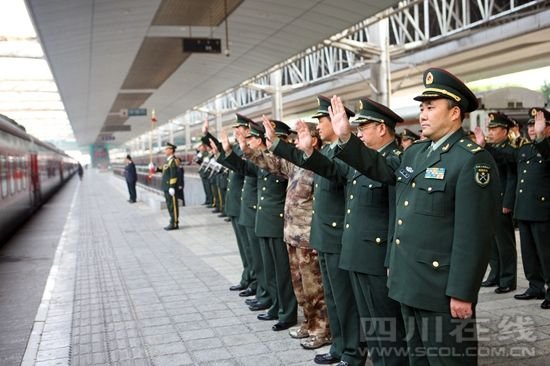 全國抗震救災(zāi)模范王凱率13集團(tuán)軍常委為退伍老兵送行。