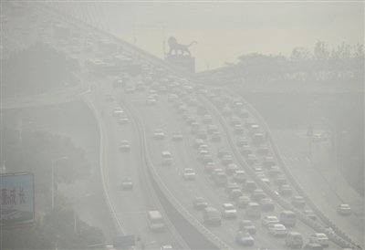 昨日，南昌市八一大橋被霧霾籠罩。 新華社發(fā)