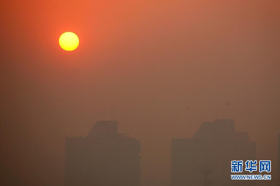 這是12月2日清晨拍攝的霧霾籠罩的江蘇省揚(yáng)州市景觀。