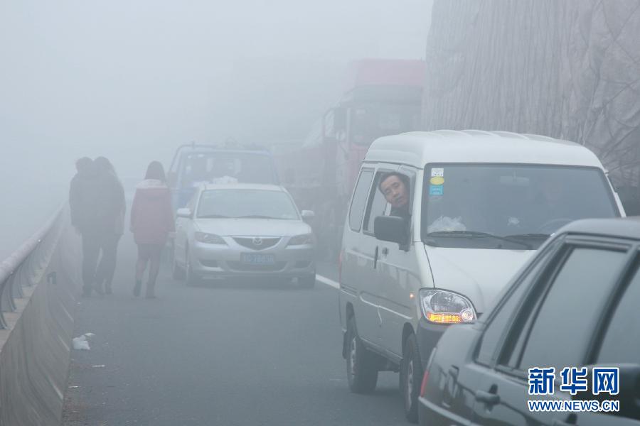 12月4日，滬陜高速揚(yáng)州段大量車輛滯留。