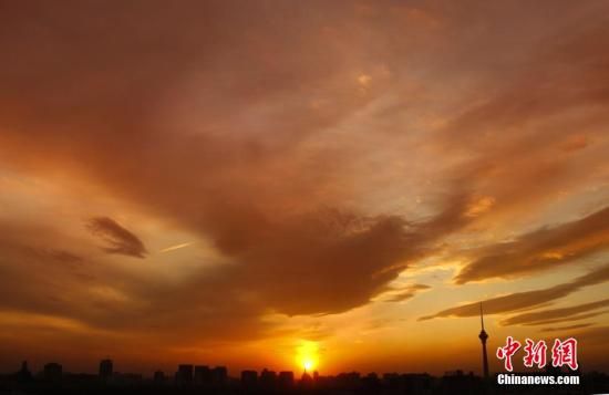 12月8日下午，強烈的西北風(fēng)光臨北京，吹散了籠罩全城上空的霧霾，冬日罕見的艷麗晚霞映紅了半邊天。