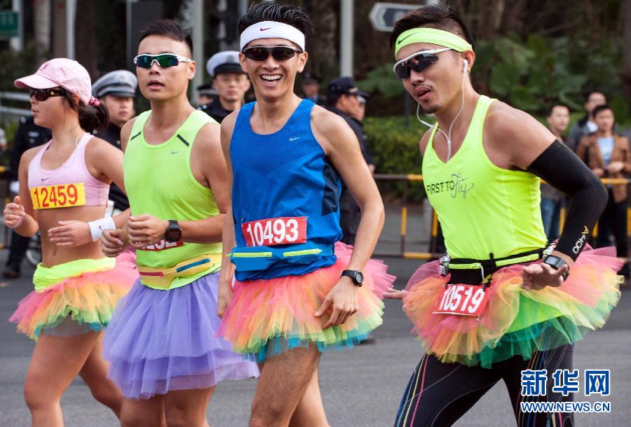 12月8日，三名男選手身著“蓬蓬裙”參加比賽。