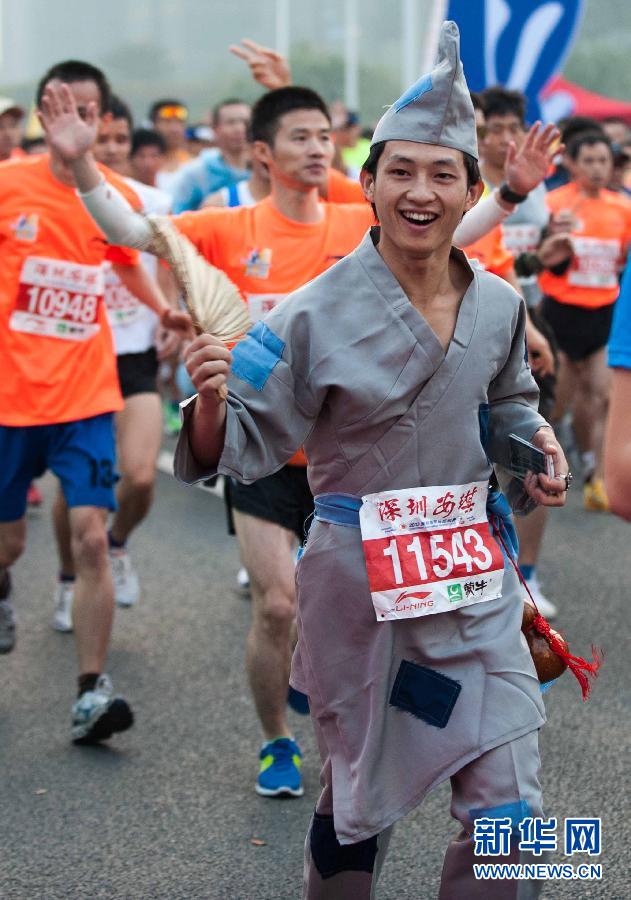 12月8日，一名選手身著“濟公”服裝參加比賽。