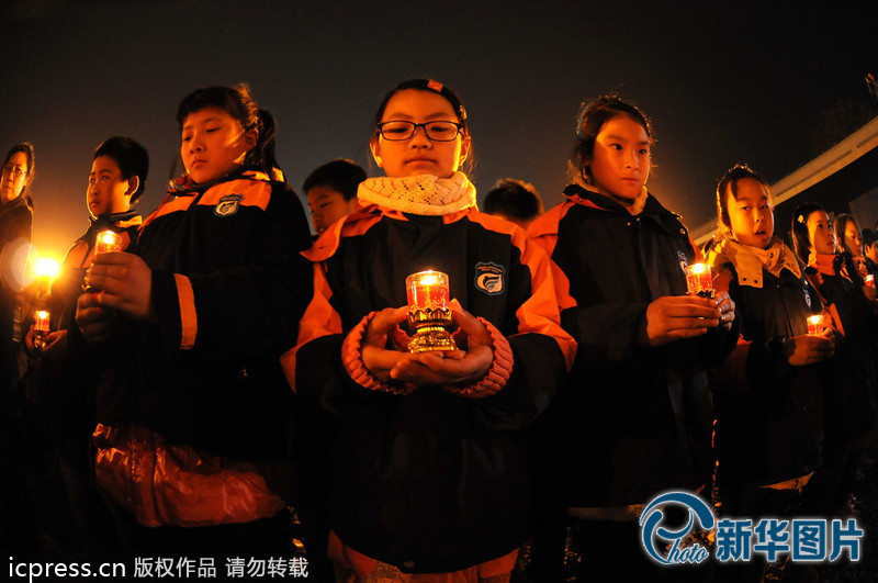 “為南京大屠殺遇難者守靈儀式暨和平燭光祭”活動(dòng)在侵華日軍南京大屠殺遇難同胞紀(jì)念館祭場(chǎng)舉行。