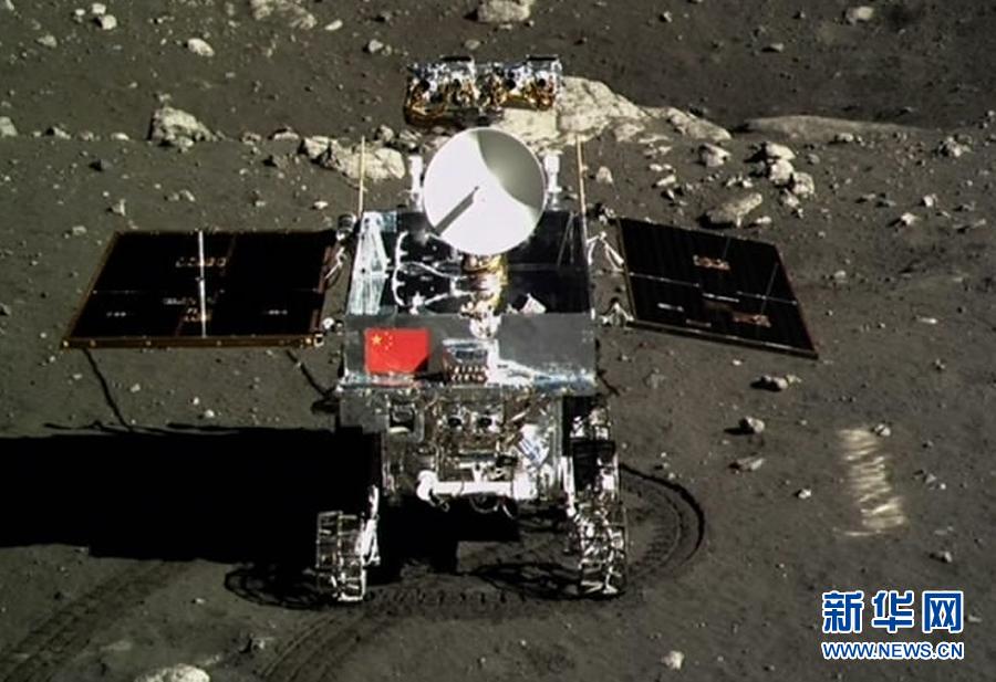 這是北京飛控中心大屏幕上顯示嫦娥三號著陸器上的相機拍攝的“玉兔”號月球車。