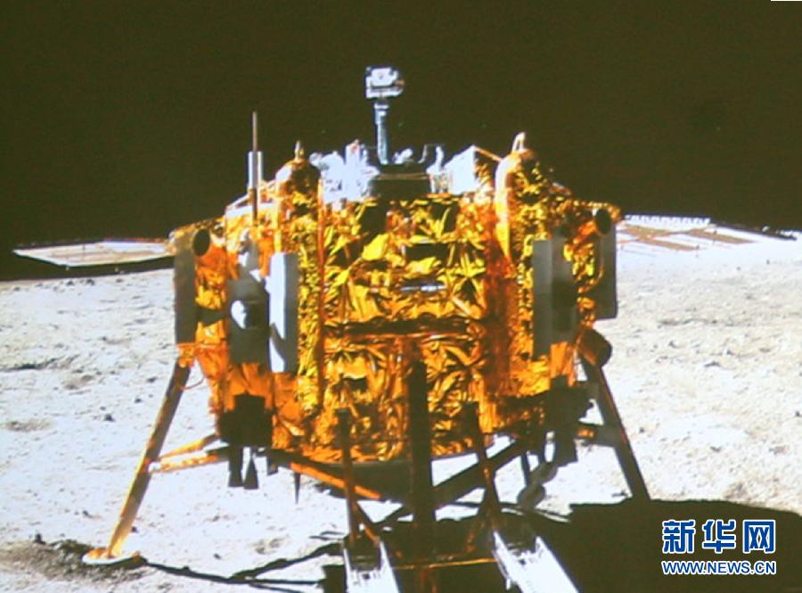 這是北京飛控中心大屏幕上顯示“玉兔”號月球車上的全景相機拍攝的嫦娥三號著陸器照片。