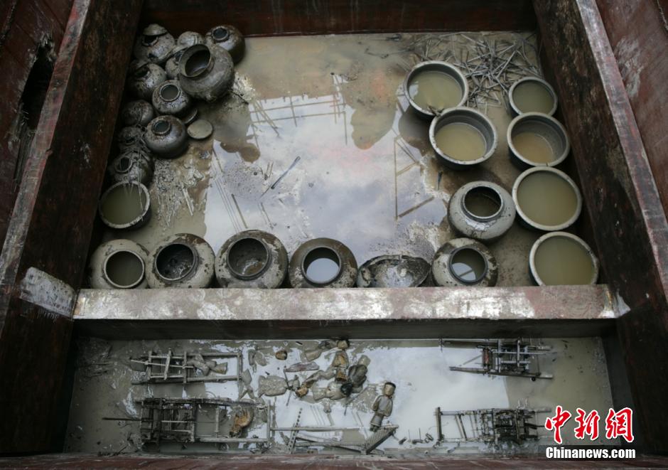 圖為漢墓群發(fā)掘現(xiàn)場出土了大量珍貴文物。