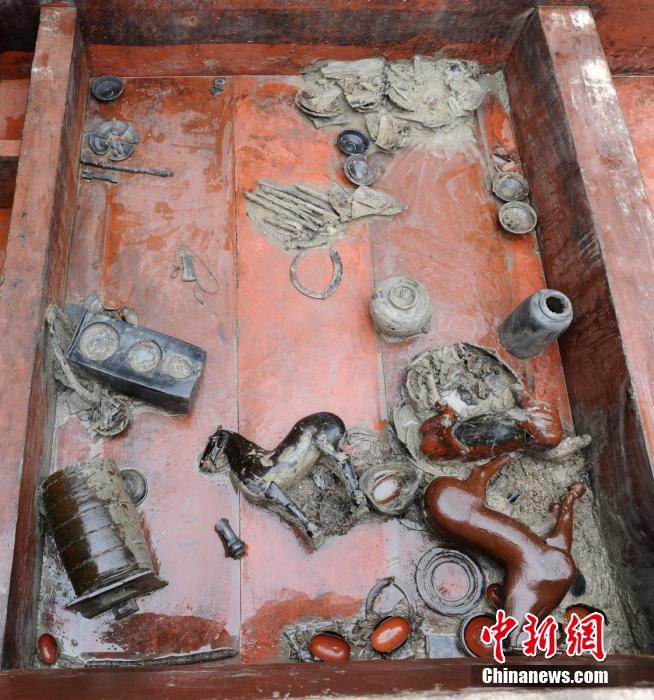 圖為出土漆器240余件，器形有耳杯、奩、幾、盤、盒、俑、馬等。