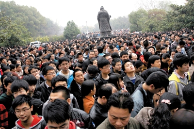 去年3月16日，武漢華中科技大學(xué)，“北約”、“華約”、“卓越”聯(lián)盟自主招生選拔考試湖北考點(diǎn)，考生等待進(jìn)場(chǎng)。 圖/CFP